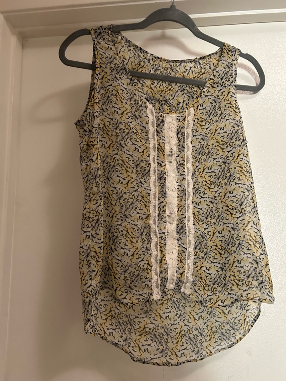 Sleeveless Lace-Trim Printed Blouse in Yellow and Black